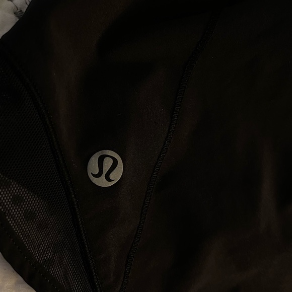 LULULEMON Hotty Hot Low-Rise Lined Short 2.5” - Picture 6 of 6